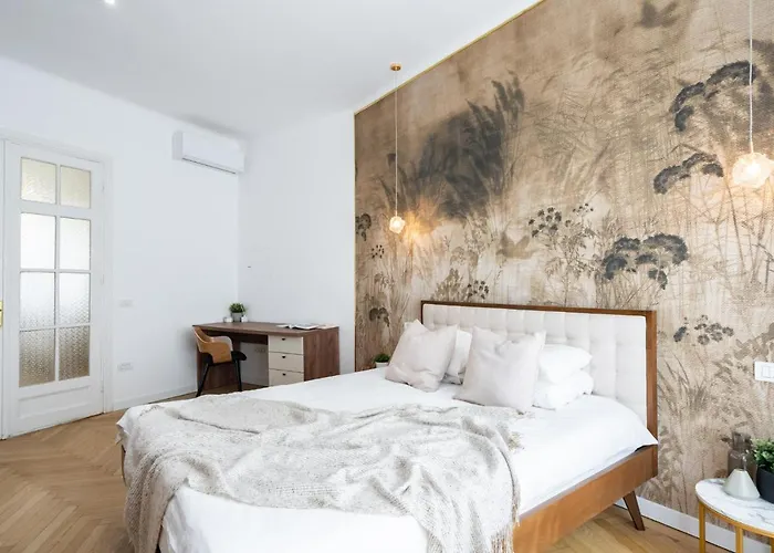 דירה Old Town Bucharest, Luxury 2 Bedrooms בוקרשט