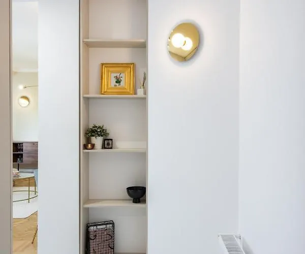 דירה Old Town Bucharest, Luxury 2 Bedrooms בוקרשט